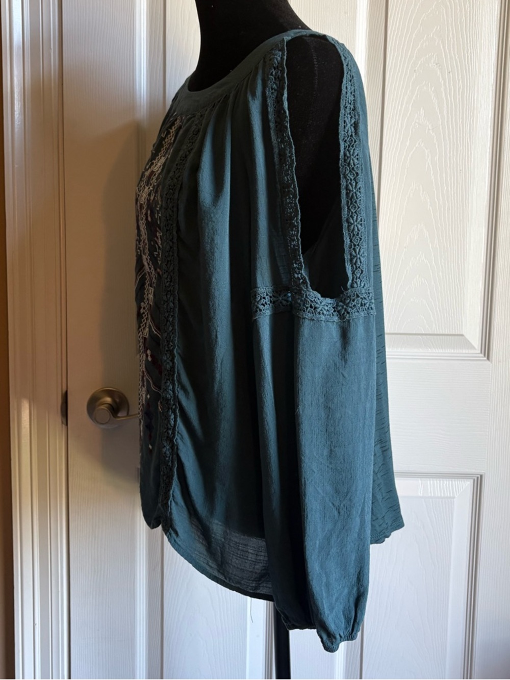 KNOX ROSE Embroidered Lace Blouse - Picture 5 of 11
